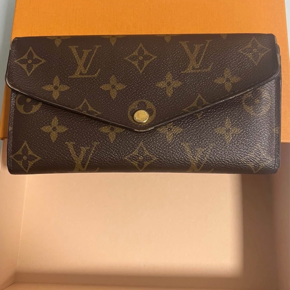 AUTHENTIC Louis Vuitton SARAH WALLET (poppy)